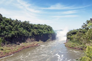 Arka planda San Martin Adası ve Iguazu Şelalesi