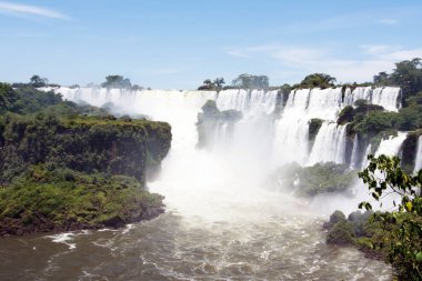 Arka planda San Martin Adası ve Iguazu Şelalesi