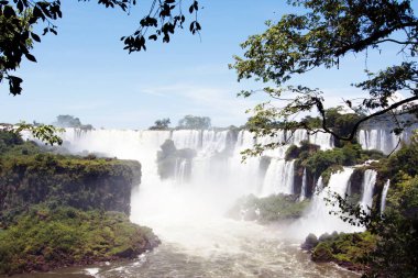 Arka planda San Martin Adası ve Iguazu Şelalesi