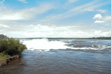 Deville 's Throat Against Blue Sky ve Iguazu Falls, Arjantin
