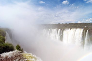 Deville 's Throat' un Mavi Gökkuşağına Karşı Gökkuşağı ve Arjantin 'deki Iguazu Şelalesi manzarası