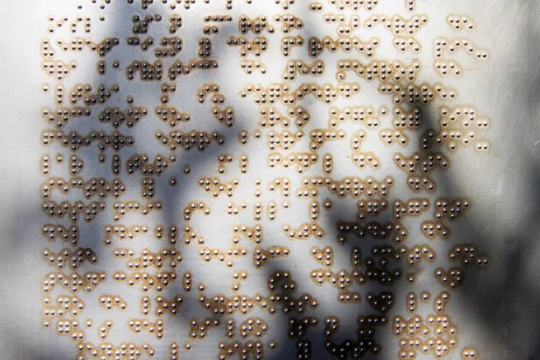 Braille Szöveg Ezüst Fémjelben — Stock Fotó