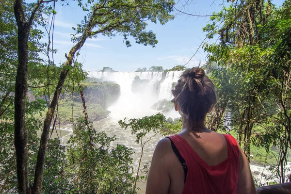 Femme Regardant San Martin Tomber Iguazu Falls Sur Fond — Photo