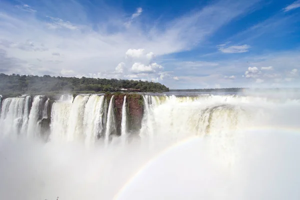 Widok Diabelskie Gardło Tęczą Przeciw Błękitnemu Niebu Nad Wodospadem Iguazu — Zdjęcie stockowe