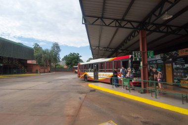 Puerto Iguazu, Arjantin - 24 Kasım 2019: Arjantin 'in Misiones kentindeki Puerto Iguazu kasabasındaki otobüs durağının genel manzarası