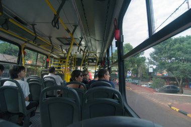 Puerto Iguazu, Arjantin - 24 Kasım 2019: Arjantin 'in Misiones kentindeki Puerto Iguazu kasabasında bir otobüse binen insanların genel görünümü