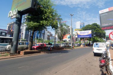 Ciudad Del Este, Paraguay - 24 Kasım 2019: Paraguay sınır kasabası Ciudad del Este. Ciudad del Este ticari bir şehirdir ve dünyanın en büyük serbest ticaret bölgelerinden biridir.
