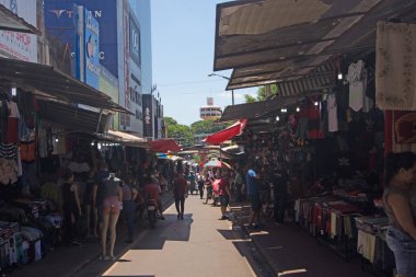 Ciudad Del Este, Paraguay - 24 Kasım 2019: Paraguay sınır kasabası Ciudad del Este. Ciudad del Este ticari bir şehirdir ve dünyanın en büyük serbest ticaret bölgelerinden biridir.