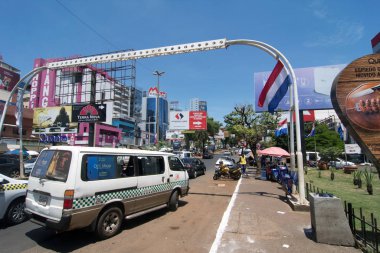 Ciudad Del Este, Paraguay - 24 Kasım 2019: Paraguay sınır kasabası Ciudad del Este. Ciudad del Este ticari bir şehirdir ve dünyanın en büyük serbest ticaret bölgelerinden biridir.