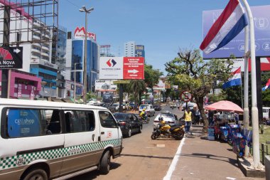 Ciudad Del Este, Paraguay - 24 Kasım 2019: Paraguay sınır kasabası Ciudad del Este. Ciudad del Este ticari bir şehirdir ve dünyanın en büyük serbest ticaret bölgelerinden biridir.