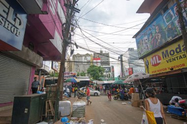 Ciudad Del Este, Paraguay - 24 Kasım 2019: Paraguay sınır kasabası Ciudad del Este. Ciudad del Este ticari bir şehirdir ve dünyanın en büyük serbest ticaret bölgelerinden biridir.
