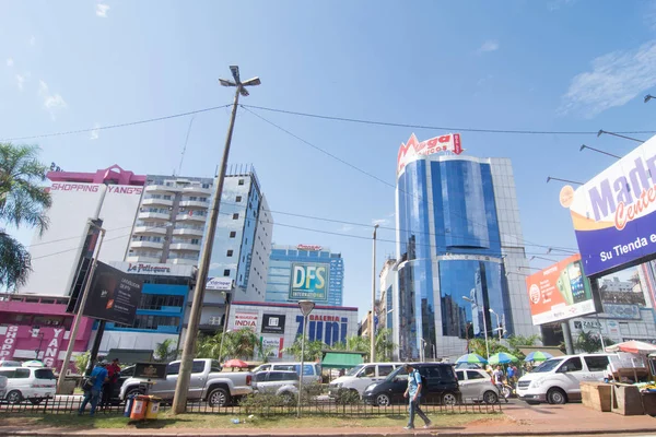 Ciudad Del Este, Paraguay - 24 Kasım 2019: Paraguay sınır kasabası Ciudad del Este. Ciudad del Este ticari bir şehirdir ve dünyanın en büyük serbest ticaret bölgelerinden biridir.
