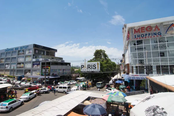 Ciudad Del Este, Paraguay - 24 Kasım 2019: Paraguay sınır kasabası Ciudad del Este. Ciudad del Este ticari bir şehirdir ve dünyanın en büyük serbest ticaret bölgelerinden biridir.