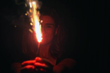 Kırmızı Yanan Maytap Tutan Kadın