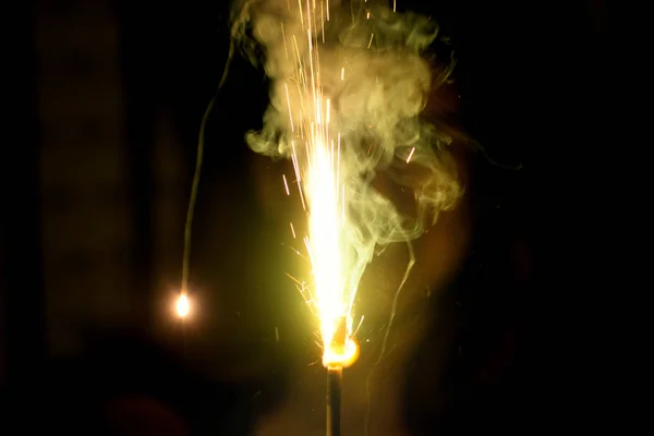 Mujer Sosteniendo Verde Ardiente Chispas —  Fotos de Stock