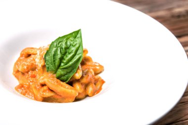 Fesleğen yaprağı ile tepesinde makarna