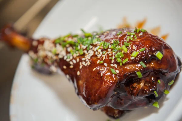 Yeşil soğan ve sesam sırlı Türkiye bacak baget