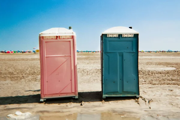 在海滩上的便携式男女厕所. 免版税图库照片