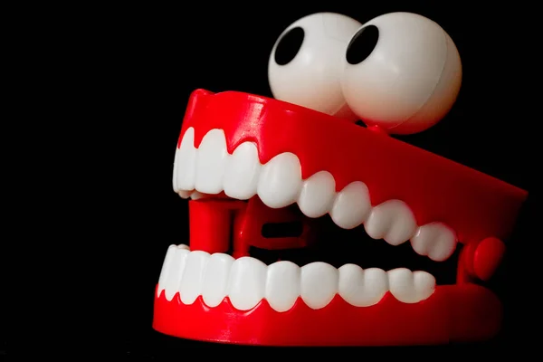 Tjattrande tänder leksak från tre kvartal med öppen mun Stockbild