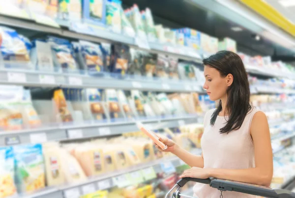 Bir süpermarkette genç ve güzel kadın