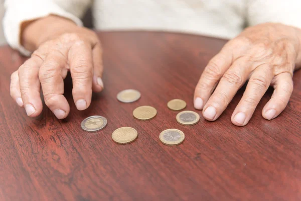Yaşlı kadınlar el dikkate alır paraları