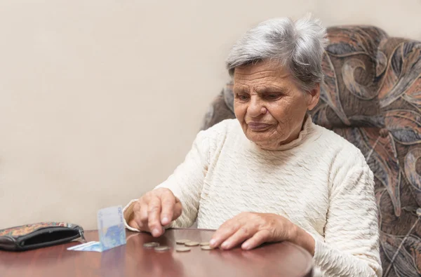 Gammal kvinna med pension Stockfoto