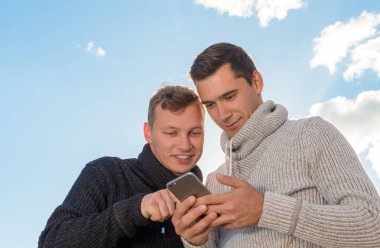 genç bir çift bir cep telefonu kullanarak