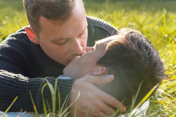 Aufnahme eines liebevollen homosexuellen Paares — Stockfoto