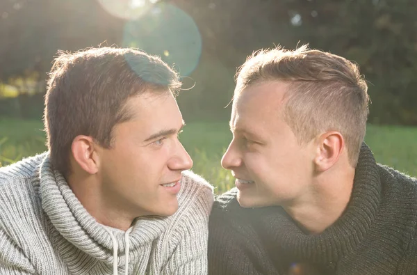 Birbirimizi sevmek çift