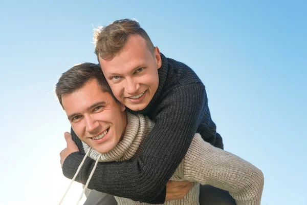 Щаслива молода гей пара Ліцензійні Стокові Фото