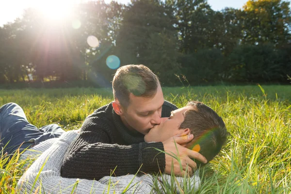 Skott av en kyssar gay-par Stockfoto