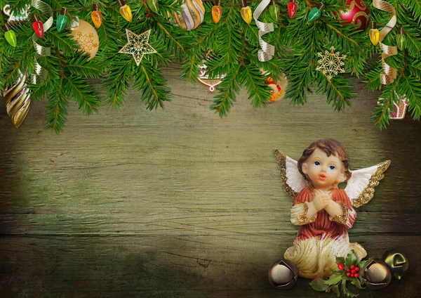 Cartão de Natal com galhos de pinho, anjo e enfeites de Natal no fundo de madeira — Fotografia de Stock