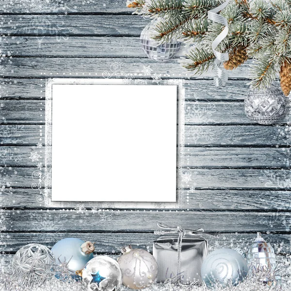 Vánoční gratulací pozadí s rámečkem pro text nebo fotografie, borové větve a vánoční ozdoby — Stock fotografie