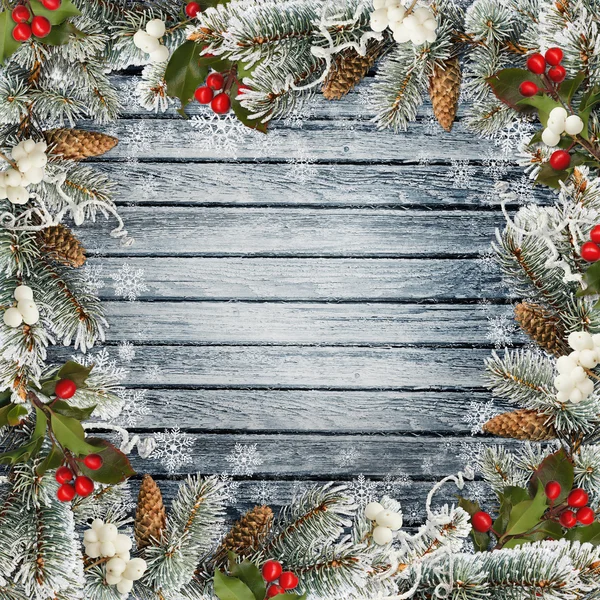 Fundo congratulatório de Natal com ramos de pinho e bagas em uma tábua de madeira — Fotografia de Stock