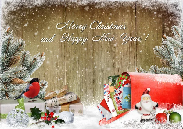 Weihnachtsgrußkarte mit Geschenken, ein Briefkasten mit Briefen, Tannenzweigen und Weihnachtsdekoration — Stockfoto