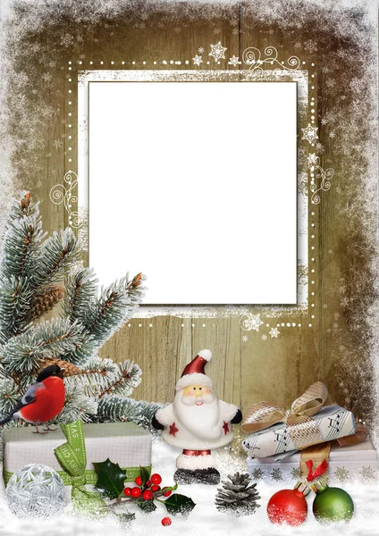 Tarjeta de felicitación navideña con regalos, Papá Noel, ramas de pino y decoraciones navideñas con tarjeta para texto o foto — Foto de Stock