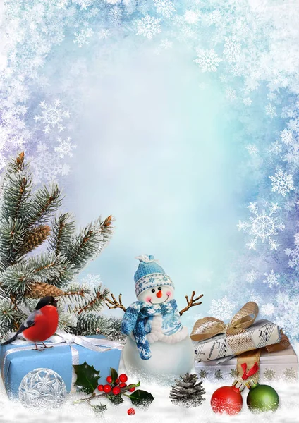 Kartkę z życzeniami Christmas prezenty, bałwan, sosny oddziałów i ozdoby świąteczne z miejsca na tekst — Zdjęcie stockowe