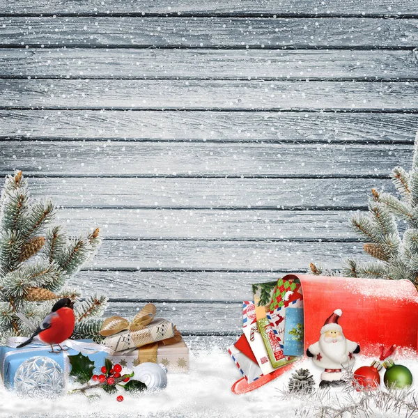 Boże Narodzenie pozdrowienie tła z darami, skrzynki pocztowej z listów, sosnowych gałęzi i ozdoby choinkowe — Zdjęcie stockowe