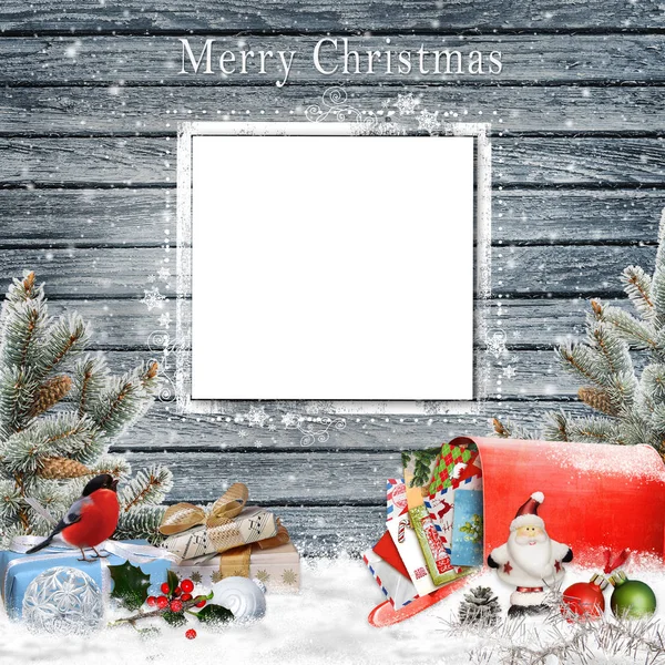Jul hälsning bakgrund med kort med utrymme för text eller foto, gåvor, en postlåda med bokstäver, tall grenar och juldekorationer — Stockfoto