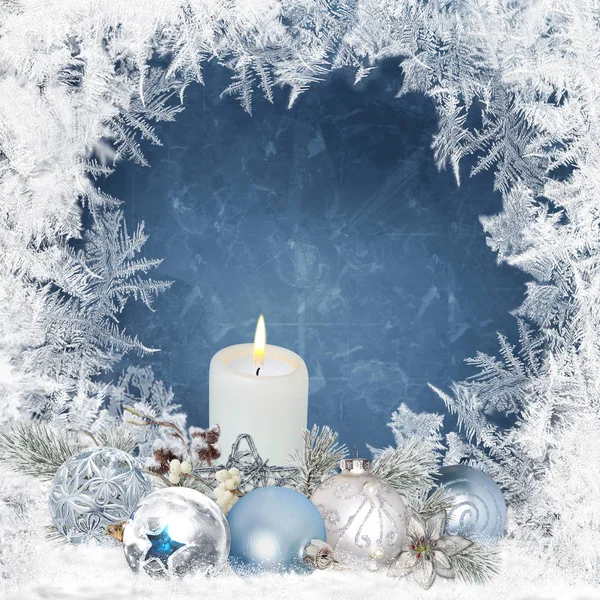 Fond de Noël avec bougies, branches de pin, boules sur fond bleu avec un motif givré — Photo