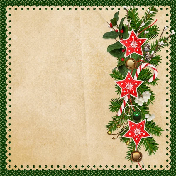 Fondo de saludo navideño con ramas de pino, campanas de Navidad, guirnalda de estrellas y ramas de bayas —  Fotos de Stock