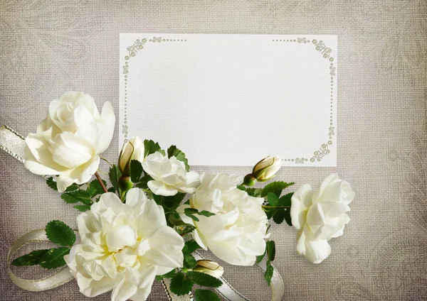 Tarjeta de felicitación con rosas y tarjeta de texto sobre fondo vintage — Foto de Stock