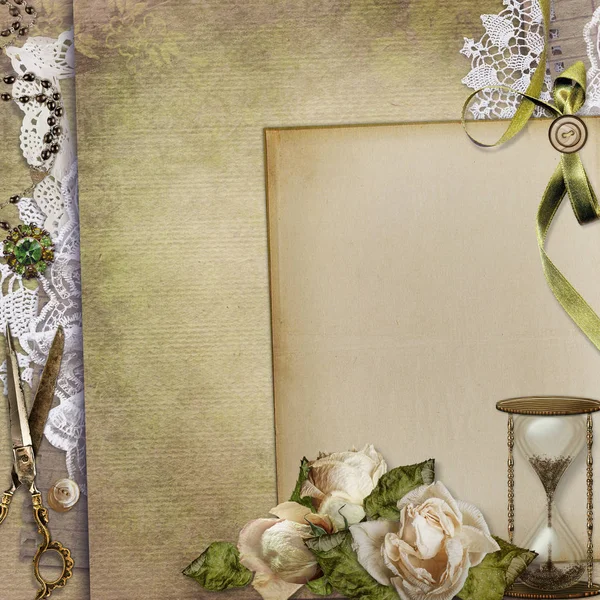 Старий старовинний фон з ретро ювелірними виробами, сушеними трояндами, пісочним годинником, мереживом і місцем для тексту або фото — стокове фото
