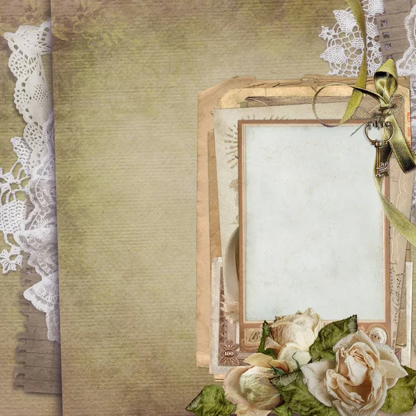 Старый винтажный фон с рамкой, сухие розы, старые письма, открытки, кружева — стоковое фото