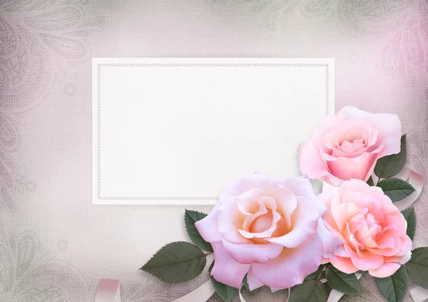 Cartão de saudação com rosas rosa e cartão para texto em um fundo vintage romântico — Fotografia de Stock