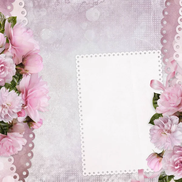 Gratulationshintergrund mit einer Karte mit Platz für Text oder Fotos und rosa Rosen — Stockfoto