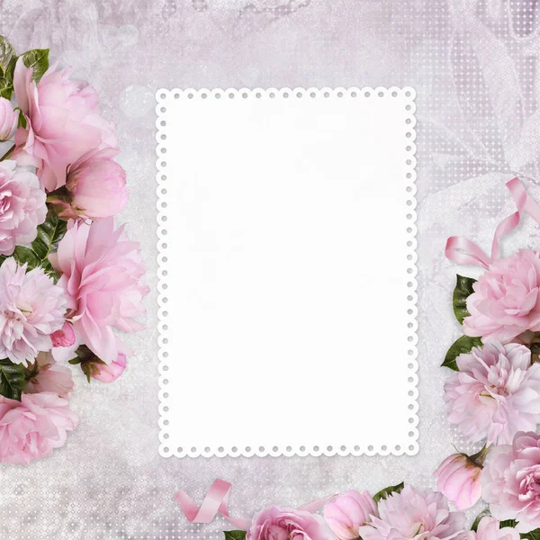 Gratulationshintergrund mit einer Karte mit Platz für Text oder Fotos und rosa Rosen — Stockfoto