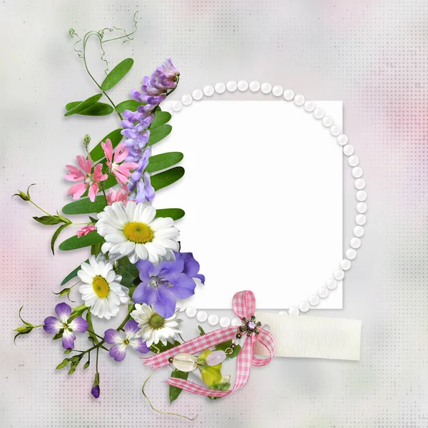 Вінтажний фон з рамкою для фотографії або тексту і букетом літніх лугових квітів — стокове фото