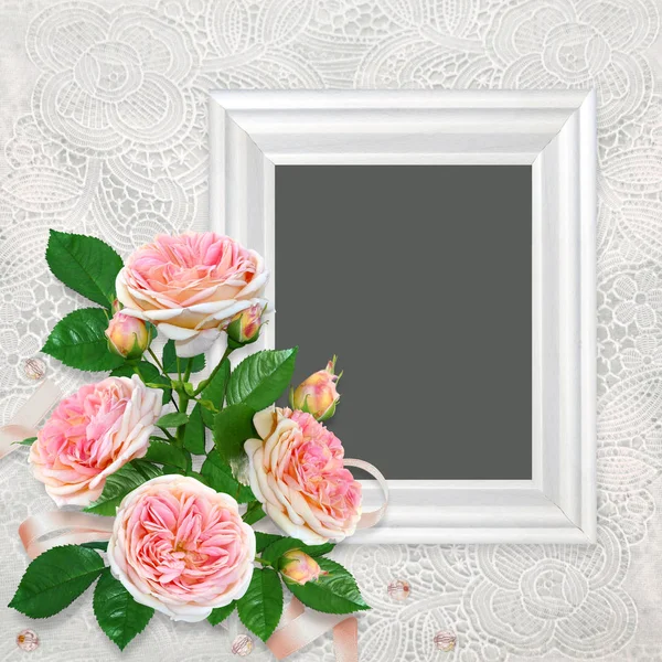 Cornice con bouquet di rose rosa su un bellissimo sfondo di pizzo vintage — Foto Stock