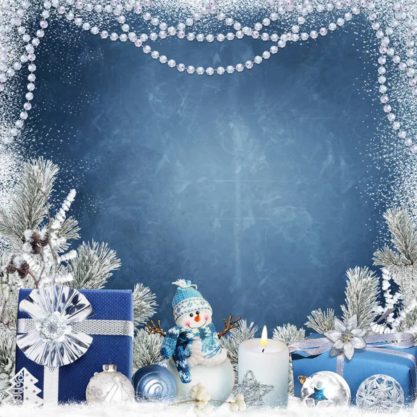 Noël fond de félicitations avec des cadeaux, bonhomme de neige, bougie, boules, branches de pin et endroit pour le texte — Photo